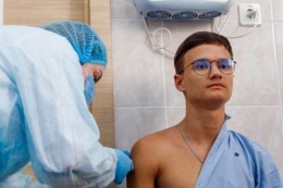 Вакцинация подростков против коронавирусной инфекции в Свердловской области перешла в активную фазу.